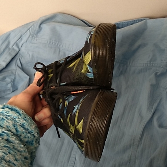 Women's Dr. Martens Daytona floral shoes size 7 💥LIKE NEW💥 - Picture 2 of 10
